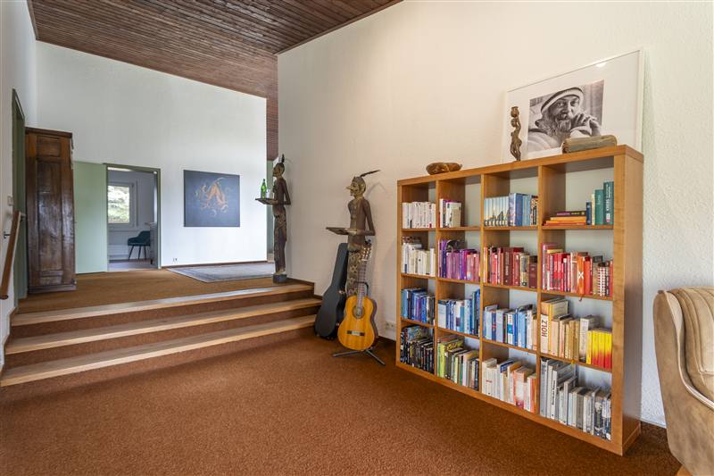 Bücherregal mit Deko