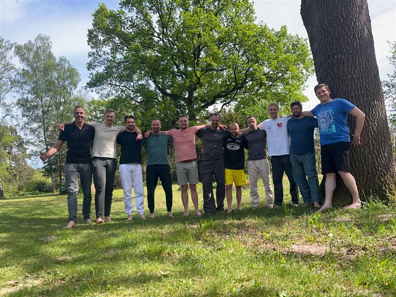 Gruppe von Männern gemeinsam unter einem Baum