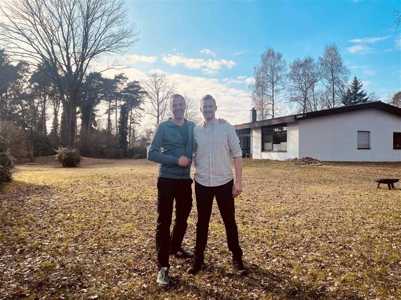 Flemming und Frank vor dem Haus ZweiEichen